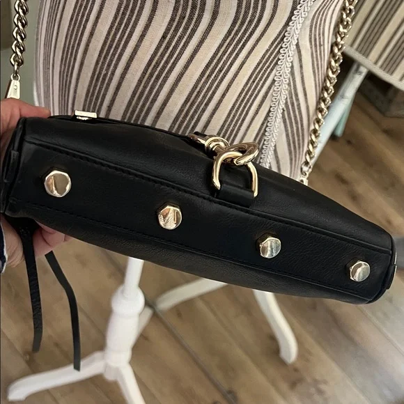 🛑 1 hour sale. Rebecca Minkoff, Black Leather Crossbody Bag w/ Gold tone accents - Picture 3 of 9